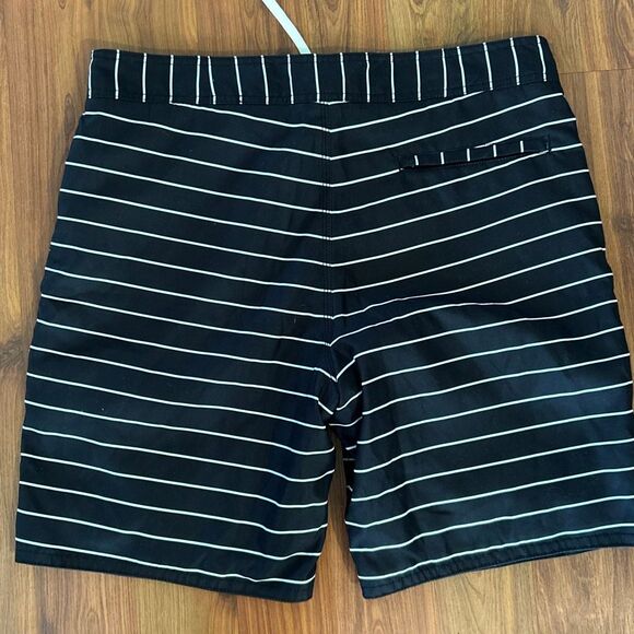 GAP black and white striped men’s swim trunks, bathing suit, size XL board short - Picture 4 of 5